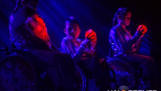 zdjęcie przedstawia dzieci na wózkach występujących na scenie GCK Gorlice