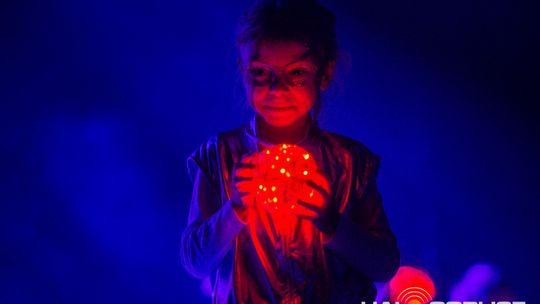 zdjęcie przedstawia dzieci na wózkach występujących na scenie GCK Gorlice