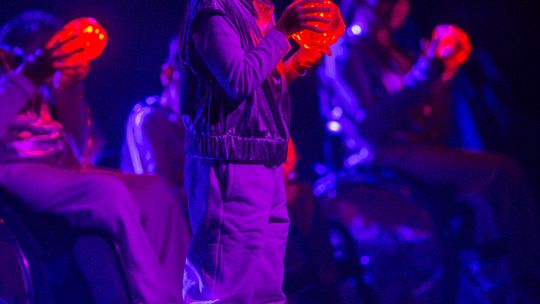 zdjęcie przedstawia dzieci na wózkach występujących na scenie GCK Gorlice