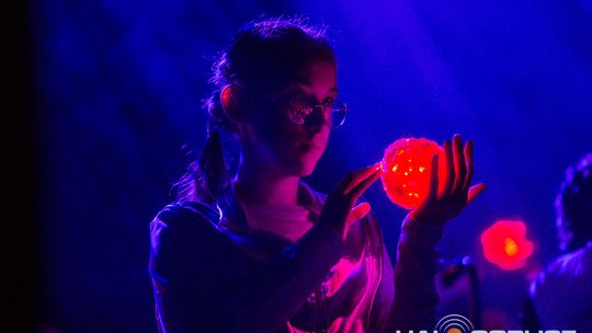 zdjęcie przedstawia dzieci na wózkach występujących na scenie GCK Gorlice