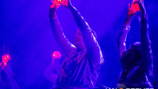 zdjęcie przedstawia dzieci na wózkach występujących na scenie GCK Gorlice