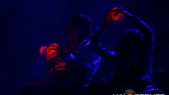 zdjęcie przedstawia dzieci na wózkach występujących na scenie GCK Gorlice