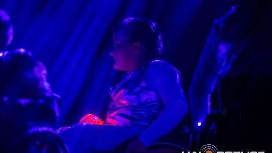 zdjęcie przedstawia dzieci na wózkach występujących na scenie GCK Gorlice