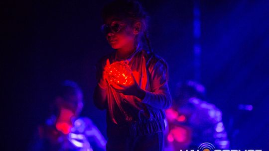 zdjęcie przedstawia dzieci na wózkach występujących na scenie GCK Gorlice