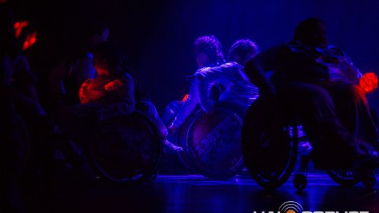 zdjęcie przedstawia dzieci na wózkach występujących na scenie GCK Gorlice