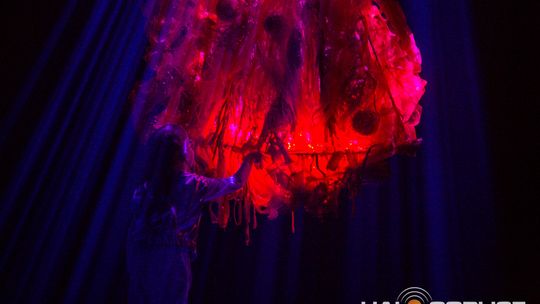 zdjęcie przedstawia dzieci na wózkach występujących na scenie GCK Gorlice