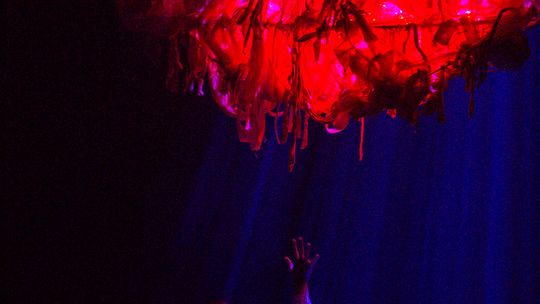 zdjęcie przedstawia dzieci na wózkach występujących na scenie GCK Gorlice