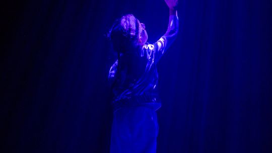 zdjęcie przedstawia dzieci na wózkach występujących na scenie GCK Gorlice