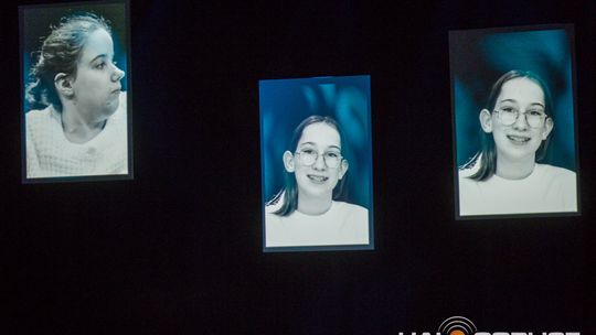 zdjęcie przedstawia dzieci na wózkach występujących na scenie GCK Gorlice