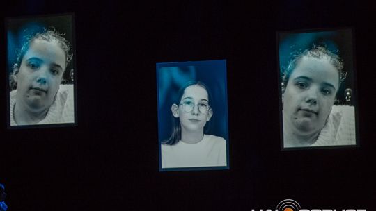 zdjęcie przedstawia dzieci na wózkach występujących na scenie GCK Gorlice