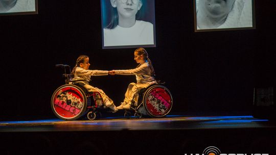 zdjęcie przedstawia dzieci na wózkach występujących na scenie GCK Gorlice