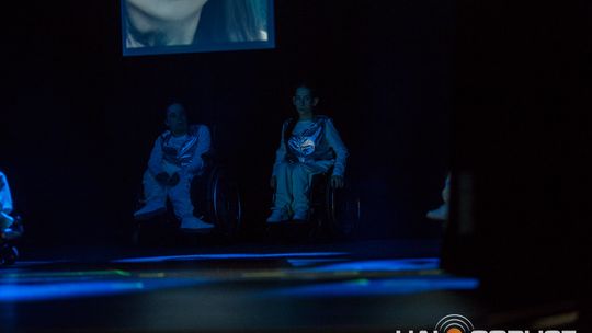 zdjęcie przedstawia dzieci na wózkach występujących na scenie GCK Gorlice