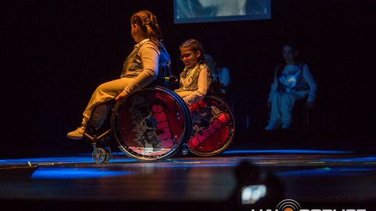 zdjęcie przedstawia dzieci na wózkach występujących na scenie GCK Gorlice