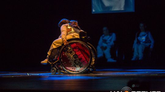 zdjęcie przedstawia dzieci na wózkach występujących na scenie GCK Gorlice