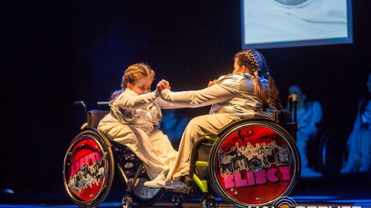 zdjęcie przedstawia dzieci na wózkach występujących na scenie GCK Gorlice