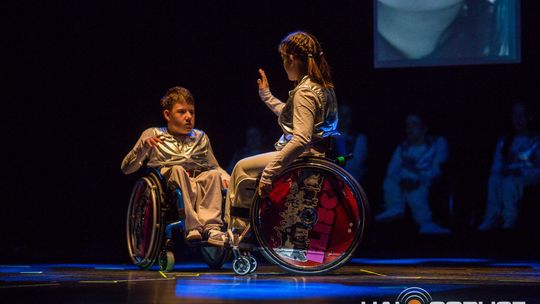 zdjęcie przedstawia dzieci na wózkach występujących na scenie GCK Gorlice