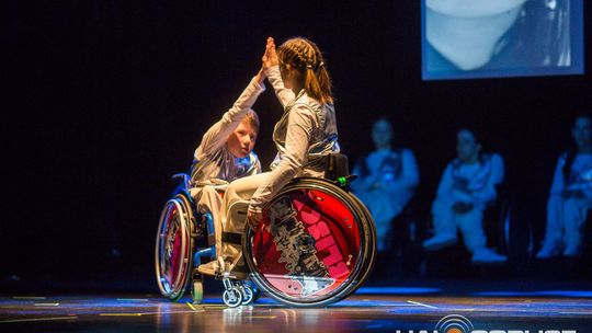 zdjęcie przedstawia dzieci na wózkach występujących na scenie GCK Gorlice