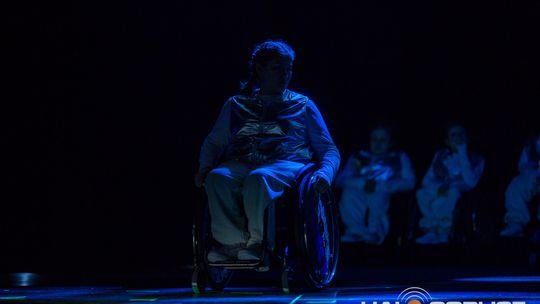 zdjęcie przedstawia dzieci na wózkach występujących na scenie GCK Gorlice