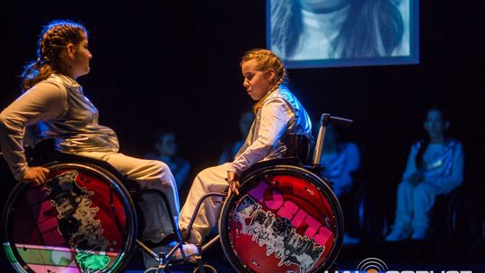 zdjęcie przedstawia dzieci na wózkach występujących na scenie GCK Gorlice