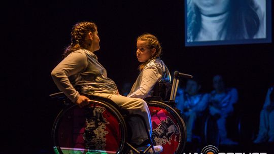 zdjęcie przedstawia dzieci na wózkach występujących na scenie GCK Gorlice