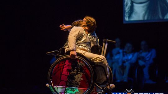 zdjęcie przedstawia dzieci na wózkach występujących na scenie GCK Gorlice