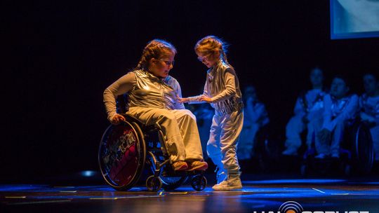 zdjęcie przedstawia dzieci na wózkach występujących na scenie GCK Gorlice