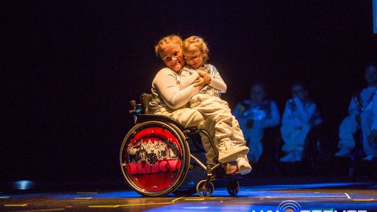 zdjęcie przedstawia dzieci na wózkach występujących na scenie GCK Gorlice