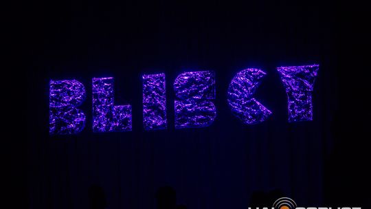 zdjęcie przedstawia dzieci na wózkach występujących na scenie GCK Gorlice