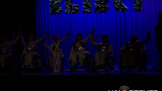 zdjęcie przedstawia dzieci na wózkach występujących na scenie GCK Gorlice