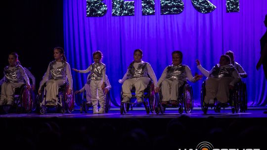 zdjęcie przedstawia dzieci na wózkach występujących na scenie GCK Gorlice