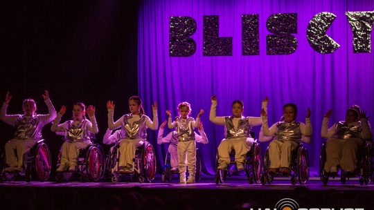 zdjęcie przedstawia dzieci na wózkach występujących na scenie GCK Gorlice