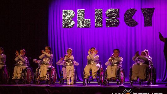 zdjęcie przedstawia dzieci na wózkach występujących na scenie GCK Gorlice