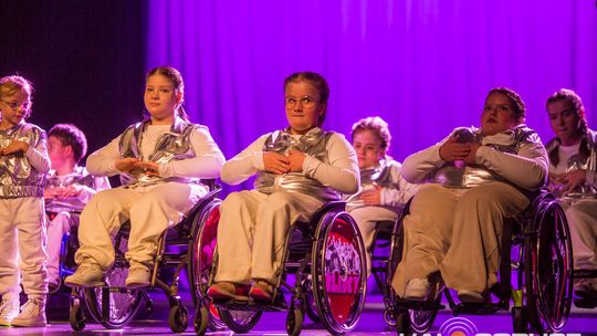 zdjęcie przedstawia dzieci na wózkach występujących na scenie GCK Gorlice