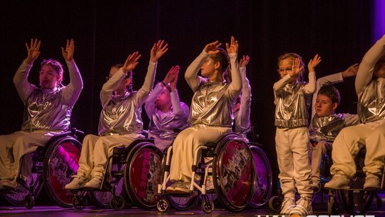 zdjęcie przedstawia dzieci na wózkach występujących na scenie GCK Gorlice