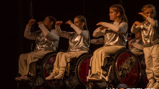 zdjęcie przedstawia dzieci na wózkach występujących na scenie GCK Gorlice