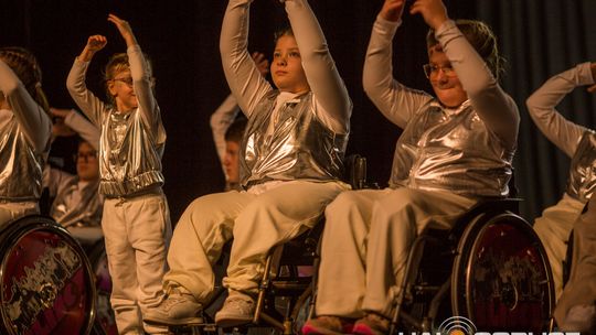 zdjęcie przedstawia dzieci na wózkach występujących na scenie GCK Gorlice