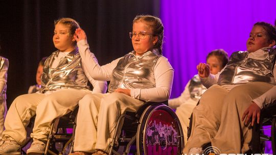 zdjęcie przedstawia dzieci na wózkach występujących na scenie GCK Gorlice