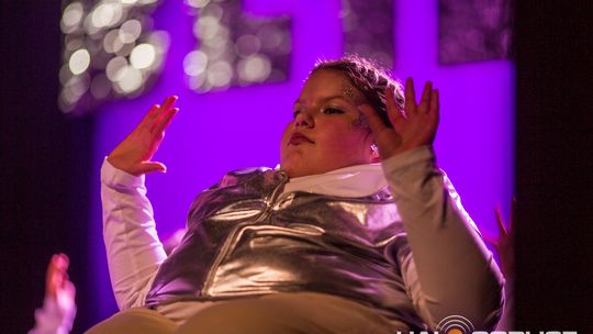 zdjęcie przedstawia dzieci na wózkach występujących na scenie GCK Gorlice