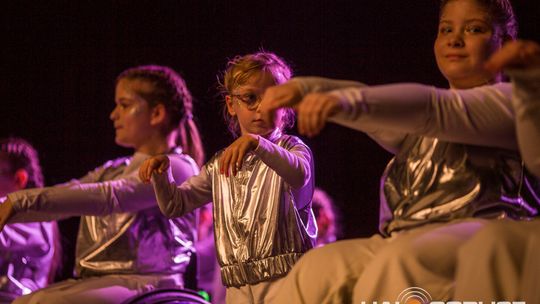 zdjęcie przedstawia dzieci na wózkach występujących na scenie GCK Gorlice