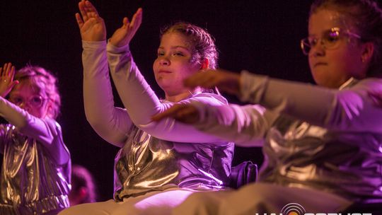 zdjęcie przedstawia dzieci na wózkach występujących na scenie GCK Gorlice