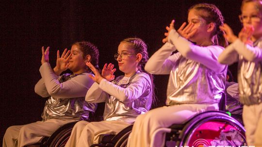 zdjęcie przedstawia dzieci na wózkach występujących na scenie GCK Gorlice