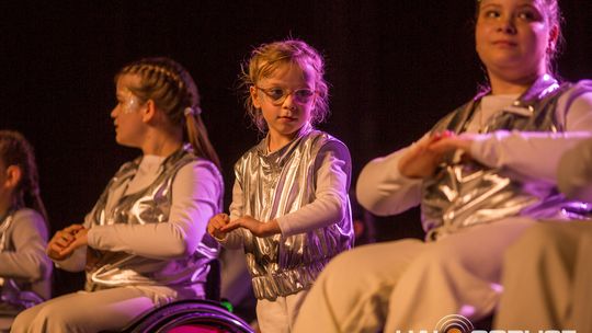 zdjęcie przedstawia dzieci na wózkach występujących na scenie GCK Gorlice