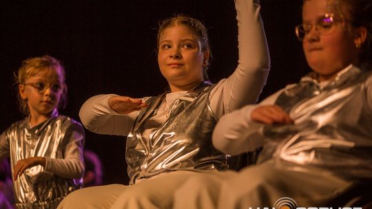 zdjęcie przedstawia dzieci na wózkach występujących na scenie GCK Gorlice