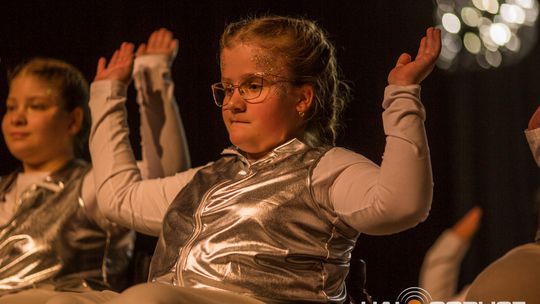 zdjęcie przedstawia dzieci na wózkach występujących na scenie GCK Gorlice