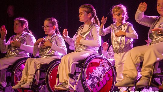 zdjęcie przedstawia dzieci na wózkach występujących na scenie GCK Gorlice