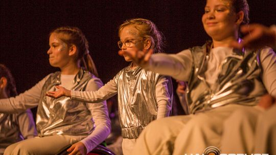 zdjęcie przedstawia dzieci na wózkach występujących na scenie GCK Gorlice