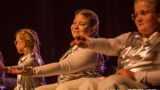 zdjęcie przedstawia dzieci na wózkach występujących na scenie GCK Gorlice