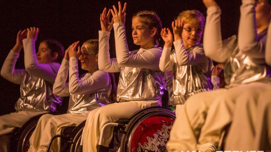 zdjęcie przedstawia dzieci na wózkach występujących na scenie GCK Gorlice