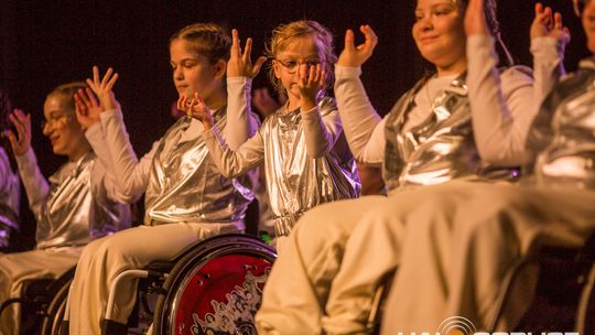 zdjęcie przedstawia dzieci na wózkach występujących na scenie GCK Gorlice