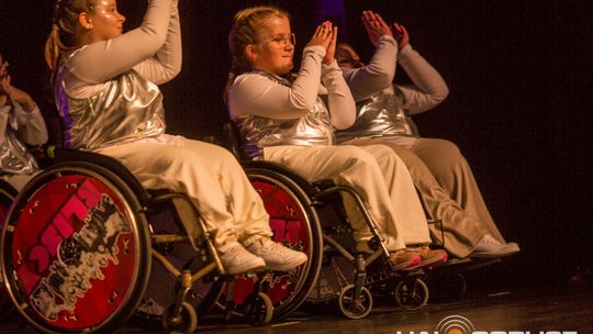 zdjęcie przedstawia dzieci na wózkach występujących na scenie GCK Gorlice